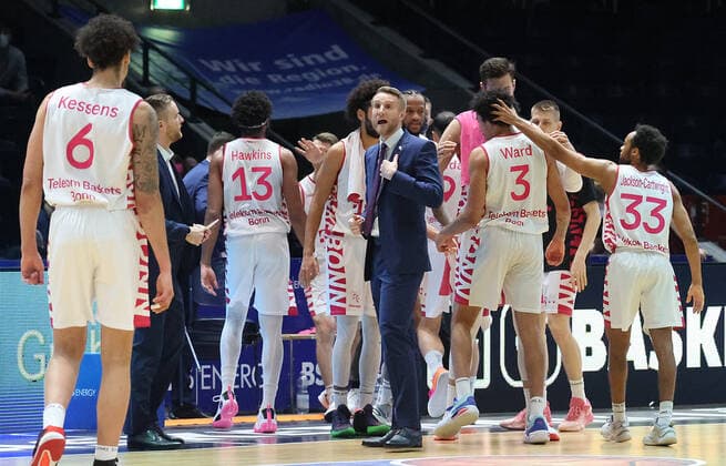 Head coach Tuomas Lisalo Telekom Baskets Bonn , assistant coach Joonas Lisalo Telekom Baskets Bonn , and the team are happy about the victory in Braunschweig.