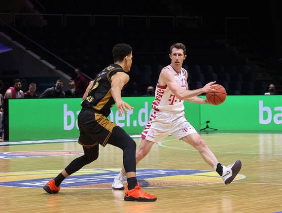 Nicholas Tischler Basketball Loewen Braunschweig , Skyler Bowlin Telekom Baskets Bonn 12