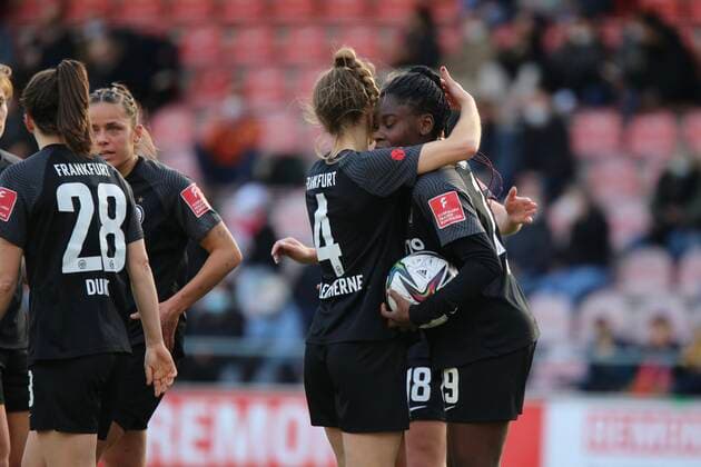 13 02 2022, xcex, GER, womens soccer, 1 Bundesliga, DIE LIGA, FLYERALARM Frauen Bundesliga Saison 2021 2022, Spieltag 14, SGE, 1 FC Koeln Eintracht Frankfurt Frauen, Torjubel, Jubel, goal celebration Eintracht Frankfurt, Sophia Kleinherne, Nicole Anyomi SGE DFL regulations prohibit any use of photographs as image sequences and or quasi video
