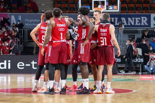 Team FC Bayern celebrates victory over Fraport Skyliners, FC Bayern Basketball vs Fraport Skyliners, easyCredit BBL, 13 02 2022 Muenchen Bayern Germany Copyright: xkolbert-press UlrichxGamelx