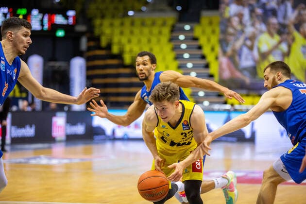 Oldenburg, Lower Saxony, DEU, 13 02 2022, Bennet Hundt center, EWE Baskets Oldenburg , Radii Caisin right, Syntainics MBC and Jamel Morris center, Syntainics MBC and Goran Huskic left, Syntainics MBC EWE Baskets Oldenburg vs Syntainics MBC 1 Basketball Bundesliga Saison 2021 2022, 21 Spieltag, Grosse EWE Arena EWE Baskets Oldenburg vs Syntainics MBC