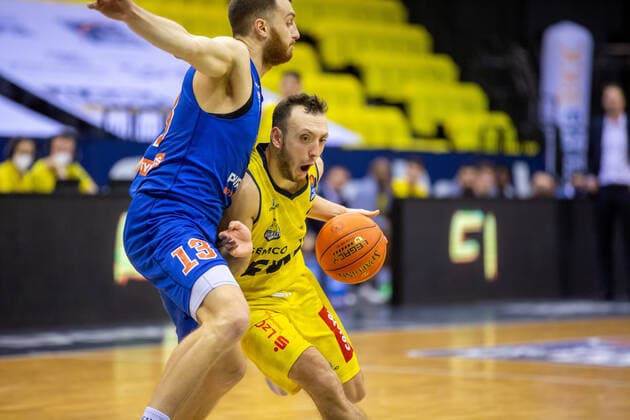 Oldenburg, Lower Saxony, DEU, 13 02 2022, Max Heidegger right, EWE Baskets Oldenburg and Radii Caisin left, Syntainics MBC EWE Baskets Oldenburg vs Syntainics MBC 1 Basketball Bundesliga Season 2021 2022, 21 Matchday, Grosse EWE Arena EWE Baskets Oldenburg vs Syntainics MBC