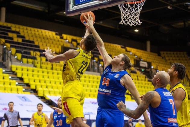 Oldenburg, Lower Saxony, DEU, 13 02 2022, John Bryant center, Syntainics MBC , TJ Holyfield left, EWE Baskets Oldenburg , Sergio Kerusch right, Syntainics MBC and Norris Agbakoko right, EWE Baskets Oldenburg EWE Baskets Oldenburg vs Syntainics MBC 1 Basketball Bundesliga season 2021 2022, 21 match day, Grosse EWE Arena EWE Baskets Oldenburg vs Syntainics MBC