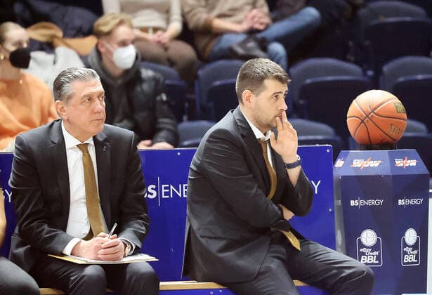 Liviu Calin and assistant coach Kostas Papazoglou Basketball Loewen Braunschweig