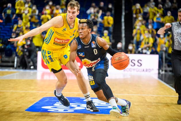 v l Malte Delow Alba Berlin, 06 , T J Shorts HAKRO Merlins Crailsheim, 0 , duel, GER, Alba Berlin vs HAKRO Merlins Crailsheim, BBL, Basketball 1 Bundesliga Maenner, 21 Spieltag, Saison 2021 2022, 13 02 2022, GER, Alba Berlin vs HAKRO Merlins Crailsheim, BBL, Basketball Bundesliga Maenner, 21 Spieltag, Saison 2021 2022, 13 02 2022, Berlin Copyright: xEibner-Pressefoto UwexKochx EP_UKH