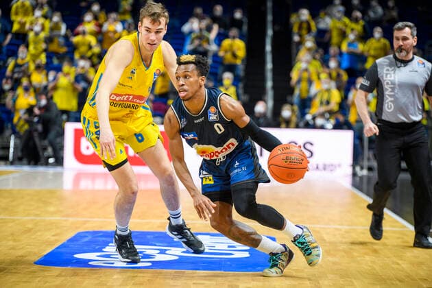 v l Malte Delow Alba Berlin, 06 , T J Shorts HAKRO Merlins Crailsheim, 0 , duel, GER, Alba Berlin vs HAKRO Merlins Crailsheim, BBL, Basketball 1 Bundesliga Maenner, 21 Spieltag, Saison 2021 2022, 13 02 2022, GER, Alba Berlin vs HAKRO Merlins Crailsheim, BBL, Basketball Bundesliga Maenner, 21 Spieltag, Saison 2021 2022, 13 02 2022, Berlin Copyright: xEibner-Pressefoto UwexKochx EP_UKH