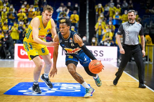 v l Malte Delow Alba Berlin, 06 , T J Shorts HAKRO Merlins Crailsheim, 0 , duel, GER, Alba Berlin vs HAKRO Merlins Crailsheim, BBL, Basketball 1 Bundesliga Maenner, 21 Spieltag, Saison 2021 2022, 13 02 2022, GER, Alba Berlin vs HAKRO Merlins Crailsheim, BBL, Basketball Bundesliga Maenner, 21 Spieltag, Saison 2021 2022, 13 02 2022, Berlin Copyright: xEibner-Pressefoto UwexKochx EP_UKH
