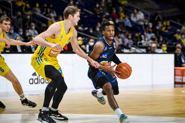 v l Ben Lammers Alba Berlin, 55 , T J Shorts HAKRO Merlins Crailsheim, 0 , duel, GER, Alba Berlin vs HAKRO Merlins Crailsheim, BBL, Basketball 1 Bundesliga Maenner, 21 Spieltag, Saison 2021 2022, 13 02 2022, GER, Alba Berlin vs HAKRO Merlins Crailsheim, BBL, Basketball Bundesliga Maenner, 21 Spieltag, Saison 2021 2022, 13 02 2022, Berlin Copyright: xEibner-Pressefoto UwexKochx EP_UKH