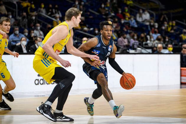 v l Ben Lammers Alba Berlin, 55 , T J Shorts HAKRO Merlins Crailsheim, 0 , duel, GER, Alba Berlin vs HAKRO Merlins Crailsheim, BBL, Basketball 1 Bundesliga Maenner, 21 Spieltag, Saison 2021 2022, 13 02 2022, GER, Alba Berlin vs HAKRO Merlins Crailsheim, BBL, Basketball Bundesliga Maenner, 21 Spieltag, Saison 2021 2022, 13 02 2022, Berlin Copyright: xEibner-Pressefoto UwexKochx EP_UKH