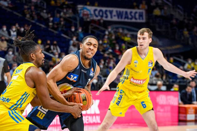 v l Jaleen Smith Alba Berlin, 03 , Jaren Lewis HAKRO Merlins Crailsheim, 01 , Malte Delow Alba Berlin, 06 , duel, GER, Alba Berlin vs HAKRO Merlins Crailsheim, BBL, Basketball 1 Bundesliga Maenner, 21 Spieltag, Saison 2021 2022, 13 02 2022, GER, Alba Berlin vs HAKRO Merlins Crailsheim, BBL, Basketball Bundesliga Maenner, 21 Spieltag, Saison 2021 2022, 13 02 2022, Berlin Copyright: xEibner-Pressefoto UwexKochx EP_UKH