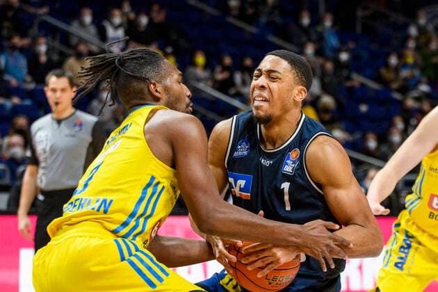 v l Jaleen Smith Alba Berlin, 03 , Jaren Lewis HAKRO Merlins Crailsheim, 01 , duel, GER, Alba Berlin vs HAKRO Merlins Crailsheim, BBL, Basketball 1 Bundesliga Maenner, 21 Spieltag, Saison 2021 2022, 13 02 2022, GER, Alba Berlin vs HAKRO Merlins Crailsheim, BBL, Basketball Bundesliga Maenner, 21 Spieltag, Saison 2021 2022, 13 02 2022, Berlin Copyright: xEibner-Pressefoto UwexKochx EP_UKH