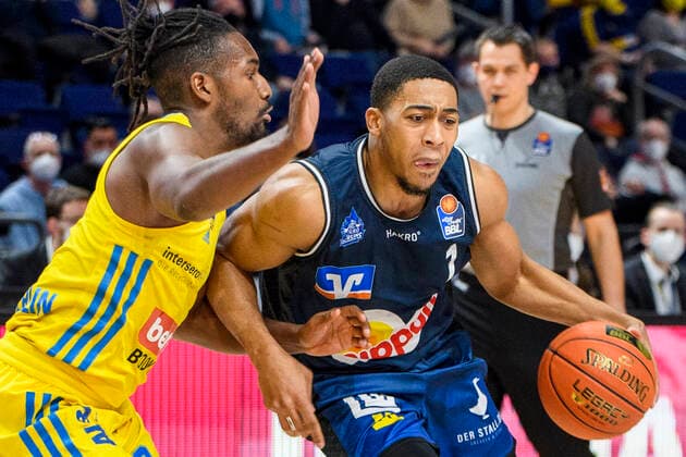 v l Jaleen Smith Alba Berlin, 03 , Jaren Lewis HAKRO Merlins Crailsheim, 01 , duel, GER, Alba Berlin vs HAKRO Merlins Crailsheim, BBL, Basketball 1 Bundesliga Maenner, 21 Spieltag, Saison 2021 2022, 13 02 2022, GER, Alba Berlin vs HAKRO Merlins Crailsheim, BBL, Basketball Bundesliga Maenner, 21 Spieltag, Saison 2021 2022, 13 02 2022, Berlin Copyright: xEibner-Pressefoto UwexKochx EP_UKH