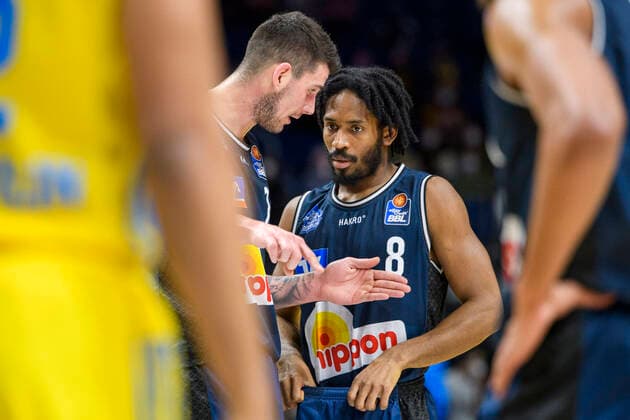 v l Bogdan Radosavljevic HAKRO Merlins Crailsheim, 15 , Terrell Harris HAKRO Merlins Crailsheim, 08 , talk, plan, GER, Alba Berlin vs HAKRO Merlins Crailsheim, BBL, Basketball 1 Bundesliga Maenner, 21 Spieltag, Saison 2021 2022, 13 02 2022, GER, Alba Berlin vs HAKRO Merlins Crailsheim, BBL, Basketball Bundesliga Maenner, 21 Spieltag, Saison 2021 2022, 13 02 2022, Berlin Copyright: xEibner-Pressefoto UwexKochx EP_UKH