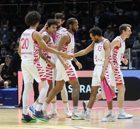 Bonn players celebrate victory in Braunschweig, Jeremy Morgan Telekom Baskets Bonn , Parker Jackson Cartwright Telekom Baskets Bonn 33, et al.