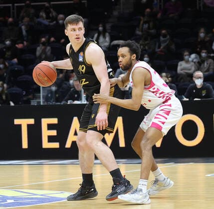 Ondrej Sehnal Basketball Loewen Braunschweig on the ball, Parker Jackson Cartwright Telekom Baskets Bonn 33