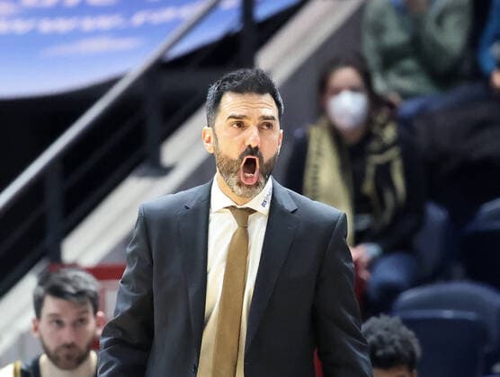 Head coach Jesus Ramirez Basketball Loewen Braunschweig