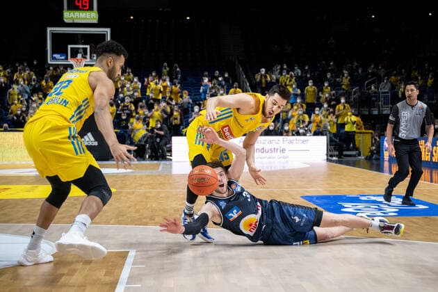 Basketball Berlin 13 02 2022 Season 2021 2022 easyCredit BBL 1 Bundesliga Alba Berlin HAKRO Merlins Crailsheim Jon Axel Gudmundsson Crailsheim, No 30 Tamir Blatt Alba Berlin, No 45