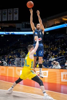 Basketball Berlin 13 02 2022 Season 2021 2022 easyCredit BBL 1 Bundesliga Alba Berlin HAKRO Merlins Crailsheim Elias Lasisi Crailsheim, No 06 Jonas Mattisseck Alba Berlin, No 09