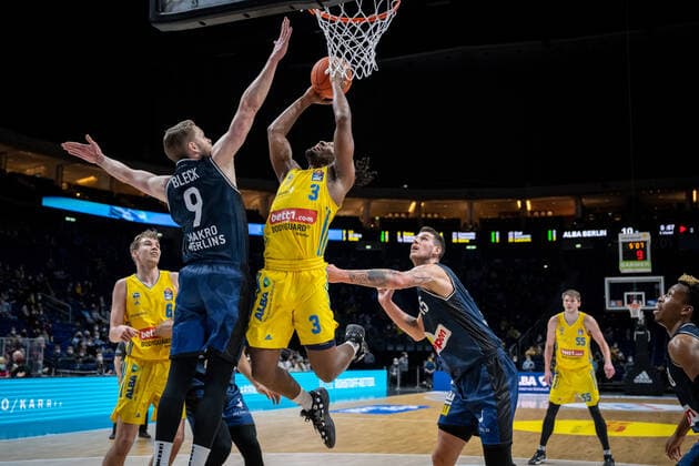 Basketball Berlin 13 02 2022 Season 2021 2022 easyCredit BBL 1 Bundesliga Alba Berlin HAKRO Merlins Crailsheim Jaleen Smith Alba Berlin, No 03 Fabian Bleck Crailsheim, No 09
