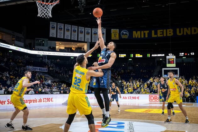 Basketball Berlin 13 02 2022 Season 2021 2022 easyCredit BBL 1 Bundesliga Alba Berlin HAKRO Merlins Crailsheim Jaren Lewis Crailsheim, No 01 Johannes Thiemann Alba Berlin, No 32