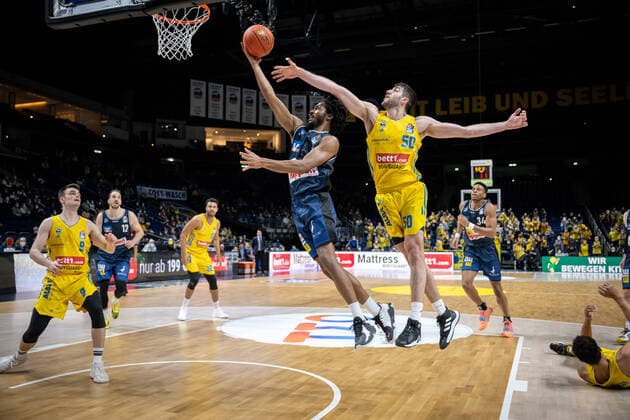 Bilder des Jahres 2022, Sport 02 Februar Sport Themen der Woche KW06 Sport Bilder des Tages Basketball Berlin 13.02.2022 Saison 2021 2022 easyCredit-BBL 1. Bundesliga Alba Berlin - HAKRO Merlins Crailsheim Terrell Harris (Crailsheim, No.08) Javel Zoosman (Alba Berlin, No.50) *** Basketball Berlin 13 02 2022 Season 2021 2022 easyCredit BBL 1 Bundesliga Alba Berlin HAKRO Merlins Crailsheim Terrell Harris Crailsheim, No 08 Javel Zoosman Alba Berlin, No 50