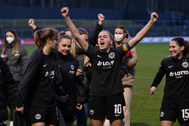 Laura Freigang (SGE, 10) bejubelt den Auswärtssieg mit den Fans, 13.02.2022, Köln (Deutschland), Fussball, Flyeralarm Frauen-Bundesliga, 1.FC Köln - Eintracht Frankfurt xmkx