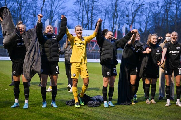 Jubel, Freuen, celebrate, happy, cheer ,Celebration SG Eintracht Frankfurt Ausärtssieg, 13.02.2022, Köln (Deutschland), Fussball, Flyeralarm Frauen-Bundesliga, 1.FC Köln - Eintracht Frankfurt xmkx