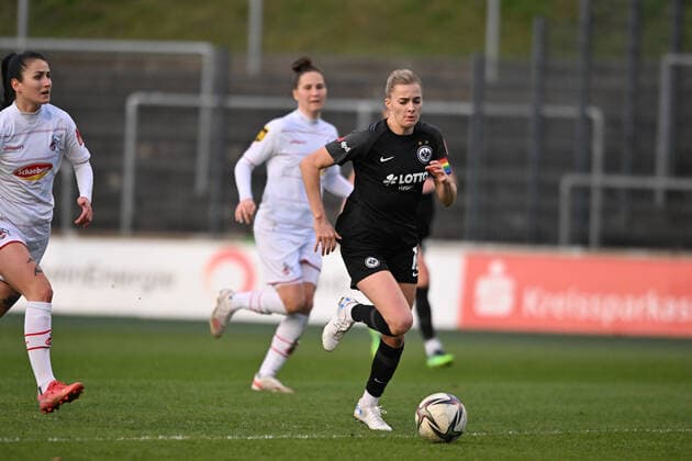 Laura Freigang (SGE, 10) zieht in den Strafraum, 13.02.2022, Köln (Deutschland), Fussball, Flyeralarm Frauen-Bundesliga, 1.FC Köln - Eintracht Frankfurt xmkx