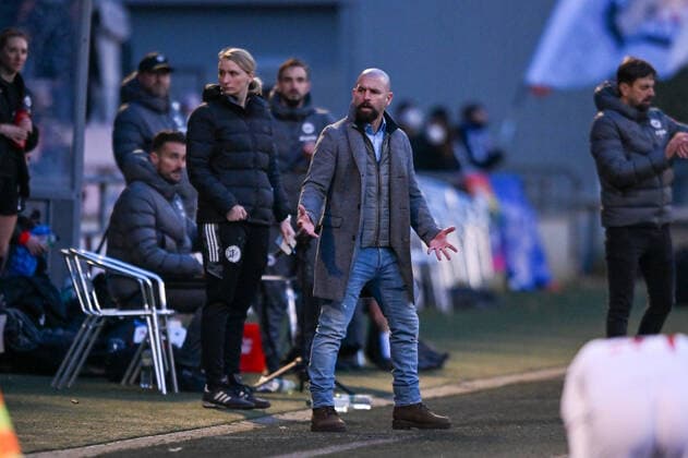 Sascha Glass (Trainer 1.FC Köln) regt sich auf, 13.02.2022, Köln (Deutschland), Fussball, Flyeralarm Frauen-Bundesliga, 1.FC Köln - Eintracht Frankfurt xmkx