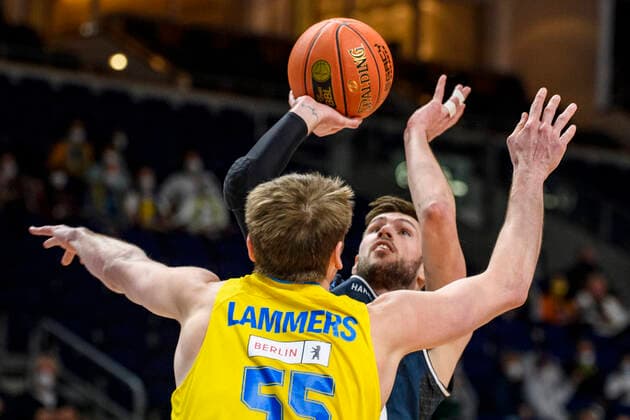 v l Jon Axel Gudmundsson HAKRO Merlins Crailsheim, 30 , Ben Lammers Alba Berlin, 55 , duel, GER, Alba Berlin vs HAKRO Merlins Crailsheim, BBL, Basketball 1 Bundesliga Maenner, 21 Spieltag, Saison 2021 2022, 13 02 2022, GER, Alba Berlin vs HAKRO Merlins Crailsheim, BBL, Basketball Bundesliga Maenner, 21 Spieltag, Saison 2021 2022, 13 02 2022, Berlin Copyright: xEibner-Pressefoto UwexKochx EP_UKH
