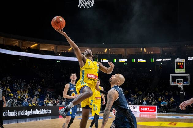 Basketball Berlin 13 02 2022 Season 2021 2022 easyCredit BBL 1 Bundesliga Alba Berlin HAKRO Merlins Crailsheim Jaleen Smith Alba Berlin, No 03 Maurice Stuckey Crailsheim, No 03