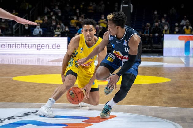 Basketball Berlin 13 02 2022 Season 2021 2022 easyCredit BBL 1 Bundesliga Alba Berlin HAKRO Merlins Crailsheim Maodo Lo Alba Berlin, No 00 T J Shorts Crailsheim, No 00