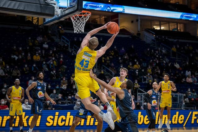 Basketball Berlin 13 02 2022 season 2021 2022 easyCredit BBL 1 Bundesliga Alba Berlin HAKRO Merlins Crailsheim Luke Sikma Alba Berlin, No 43