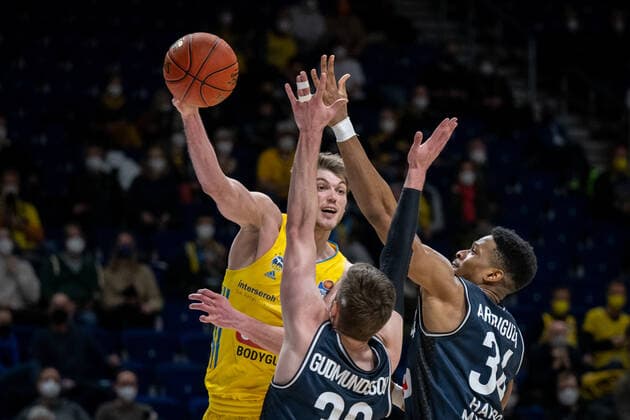 Basketball Berlin 13 02 2022 Season 2021 2022 easyCredit BBL 1 Bundesliga Alba Berlin HAKRO Merlins Crailsheim Ben Lammers Alba Berlin, No 55 Jon Axel Gudmundsson Crailsheim, No 30 Richmond Aririguzoh Crailsheim, No 34