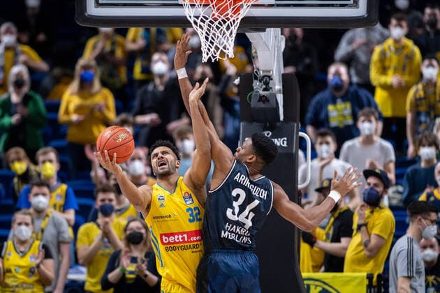 Basketball Berlin 13 02 2022 Season 2021 2022 easyCredit BBL 1 Bundesliga Alba Berlin HAKRO Merlins Crailsheim Johannes Thiemann Alba Berlin, No 32 Richmond Aririguzoh Crailsheim, No 34