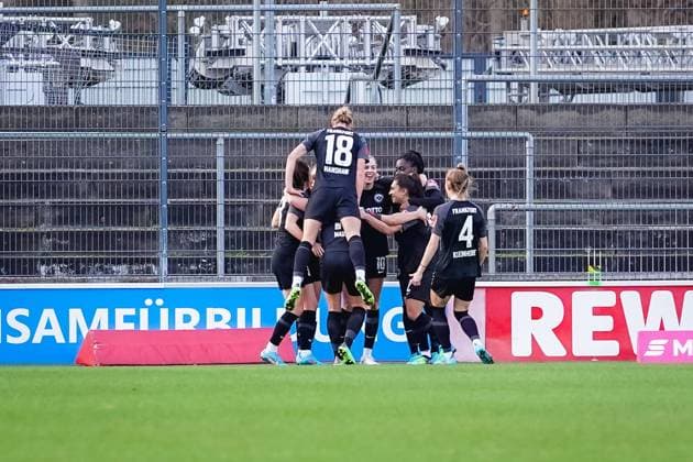 Cologne, Germany, February 13th Players of Eintracht Frankfurt celebrate their second goal during the Flyeralarm Frauen-Bundesliga 2021 2022 match between 1. FC Koeln and Eintracht Frankfurt at Franz-Kremer-Stadium in Cologne, Germany. Norina Toenges Sports Press Phot 1. FC Koeln v Eintracht Frankfurt - Flyeralarm Frauen-Bundesliga 2021 2022 - Franz-Kremer-Stadium 