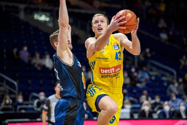 v l Fabian Bleck HAKRO Merlins Crailsheim, 09 , Luke Sikma Alba Berlin, 43 , GER, Alba Berlin vs HAKRO Merlins Crailsheim, BBL, Basketball 1 Bundesliga Maenner, 21 Spieltag, Saison 2021 2022, 13 02 2022, GER, Alba Berlin vs HAKRO Merlins Crailsheim, BBL, Basketball Bundesliga Maenner, 21 Spieltag, Saison 2021 2022, 13 02 2022, Berlin Copyright: xEibner-Pressefoto UwexKochx EP_UKH