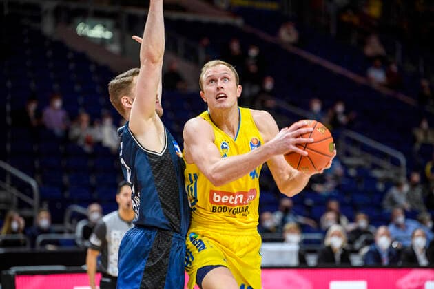 v l Fabian Bleck HAKRO Merlins Crailsheim, 09 , Luke Sikma Alba Berlin, 43 , GER, Alba Berlin vs HAKRO Merlins Crailsheim, BBL, Basketball 1 Bundesliga Maenner, 21 Spieltag, Saison 2021 2022, 13 02 2022, GER, Alba Berlin vs HAKRO Merlins Crailsheim, BBL, Basketball Bundesliga Maenner, 21 Spieltag, Saison 2021 2022, 13 02 2022, Berlin Copyright: xEibner-Pressefoto UwexKochx EP_UKH