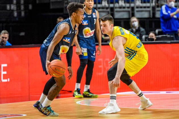 v l T J Shorts HAKRO Merlins Crailsheim, 0 , Jonas Mattisseck Alba Berlin, 09 , GER, Alba Berlin vs HAKRO Merlins Crailsheim, BBL, Basketball 1 Bundesliga Maenner, 21 Spieltag, Saison 2021 2022, 13 02 2022, GER, Alba Berlin vs HAKRO Merlins Crailsheim, BBL, Basketball Bundesliga Maenner, 21 Spieltag, Saison 2021 2022, 13 02 2022, Berlin Copyright: xEibner-Pressefoto UwexKochx EP_UKH