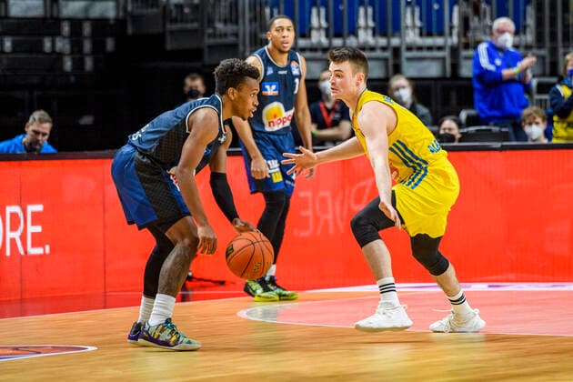 v l T J Shorts HAKRO Merlins Crailsheim, 0 , Jonas Mattisseck Alba Berlin, 09 , GER, Alba Berlin vs HAKRO Merlins Crailsheim, BBL, Basketball 1 Bundesliga Maenner, 21 Spieltag, Saison 2021 2022, 13 02 2022, GER, Alba Berlin vs HAKRO Merlins Crailsheim, BBL, Basketball Bundesliga Maenner, 21 Spieltag, Saison 2021 2022, 13 02 2022, Berlin Copyright: xEibner-Pressefoto UwexKochx EP_UKH