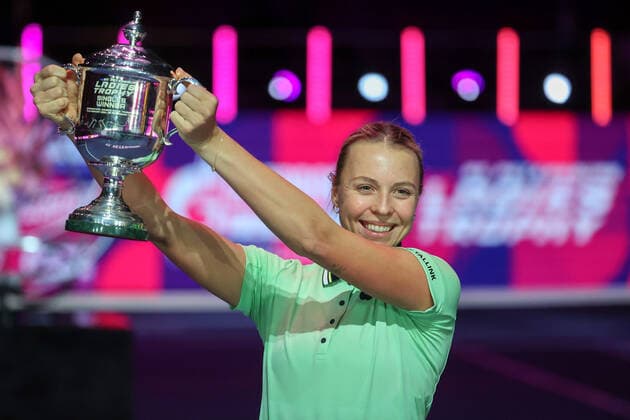 ST PETERSBURG, RUSSIA - FEBRUARY 13, 2022: Estonia s Anett Kontaveit poses with the cup as she wins the 2022 WTA, Tennis Damen St Petersburg Ladies Trophy at Sibur Arena. Alexander Demianchuk TASS  TS122F85