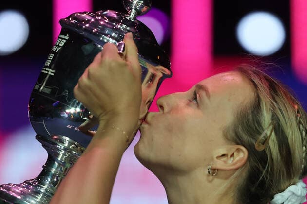 ST PETERSBURG, RUSSIA - FEBRUARY 13, 2022: Estonia s Anett Kontaveit plants a kiss on the cup as she wins the 2022 WTA, Tennis Damen St Petersburg Ladies Trophy at Sibur Arena. Alexander Demianchuk TASS  TS122F86
