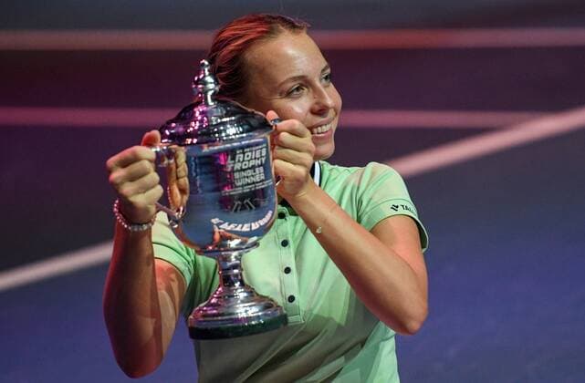 Russia Tennis St.Petersburg Ladies Trophy 2022 8113870 13.02.2022 Single winner Estonia s Anett Kontaveit poses with the main trophy during the award ceremony at the St. Petersburg Ladies Trophy 2022 tennis tournament in St.Petersburg, Russia. Alexei Danichev Sputnik St. Petersburg Russia  Copyright: xAlexeixDanichevx