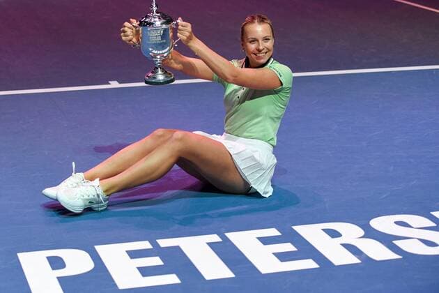 Bilder des Jahres 2022, Sport 02 Februar Sport Themen der Woche KW06 Sport Bilder des Tages Russia Tennis St.Petersburg Ladies Trophy 2022 8113873 13.02.2022 Single winner Estonia s Anett Kontaveit poses with the main trophy during the award ceremony at the St. Petersburg Ladies Trophy 2022 tennis tournament in St.Petersburg, Russia. Alexei Danichev Sputnik St. Petersburg Russia  Copyright: xAlexeixDanichevx