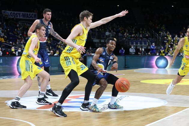 DEU, easyCredit BBL, ALBA vs Crailsheim, 13 02 2022, Mercedes Benz Arena, Berlin, DEU, easyCredit BBL, ALBA vs Crailsheim, in picture Lammers ALBA Berlin 55 , Malte Delow ALBA Berlin 6 , T J Shorts Crailsheim 0 nordphotoxGmbHx xEngler nph00076