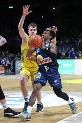 DEU, easyCredit BBL, ALBA vs Crailsheim, 13 02 2022, Mercedes Benz Arena, Berlin, DEU, easyCredit BBL, ALBA vs Crailsheim, pictured Lammers ALBA Berlin 55 , T J Shorts Crailsheim 0 nordphotoxGmbHx xEngler nph00076