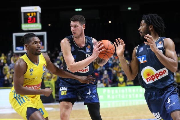 DEU, easyCredit BBL, ALBA vs Crailsheim, 13 02 2022, Mercedes Benz Arena, Berlin, DEU, easyCredit BBL, ALBA vs Crailsheim, in picture Jaleen Smith ALBA Berlin 3 , Bogdan Radosavljevic Crailsheim 15 , Terrell Harris Crailsheim 8 nordphotoxGmbHx xEngler nph00076