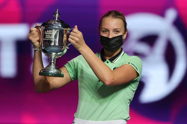 ST PETERSBURG, RUSSIA - FEBRUARY 13, 2022: Estonia s Anett Kontaveit poses with the cup as she wins the 2022 WTA, Tennis Damen St Petersburg Ladies Trophy at Sibur Arena. Alexander Demianchuk TASS  TS122F8B