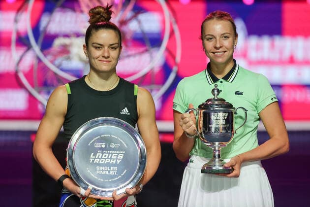 ST PETERSBURG, RUSSIA - FEBRUARY 13, 2022: Greece s Maria Sakkari (L), the runner-up, and Estonia s Anett Kontaveit, the winner, pose after the 2022 WTA, Tennis Damen St Petersburg Ladies Trophy at Sibur Arena. Alexander Demianchuk TASS  TS122F8C