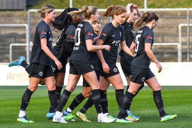 Die Spielerinnen Spielerinnen der SGE bejubeln den Ausgleich zum 1:1 durch Nicole Anyomi (SGE, 19, 2. v.li.), jubeln über ein Tor, Jubel, Torjubel, Torerfolg, celebrate the goal, goal, celebration, Jubel ueber das Tor, optimistisch, Action, Aktion, 13.02.2022, Köln (Deutschland), Fussball, Flyeralarm Frauen-Bundesliga, 1. FC Köln - Eintracht Frankfurt, Fussball, Flyeralarm Frauen-Bundesliga, 1. FC Köln - Eintracht Frankfurt, DFB DFL REGULATIONS PROHIBIT ANY USE OF PHOTOGRAPHS AS IMAGE SEQUENCES AND OR QUASI-VIDEO. xmhx